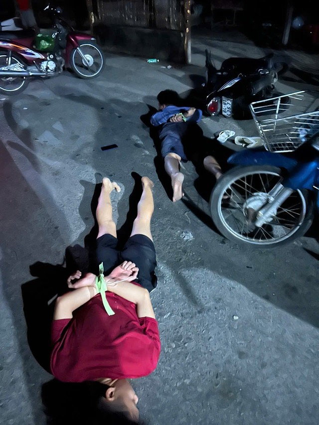 Bắt nóng hai thiếu niên dàn cảnh cướp tài sản táo tợn - Ảnh 1.