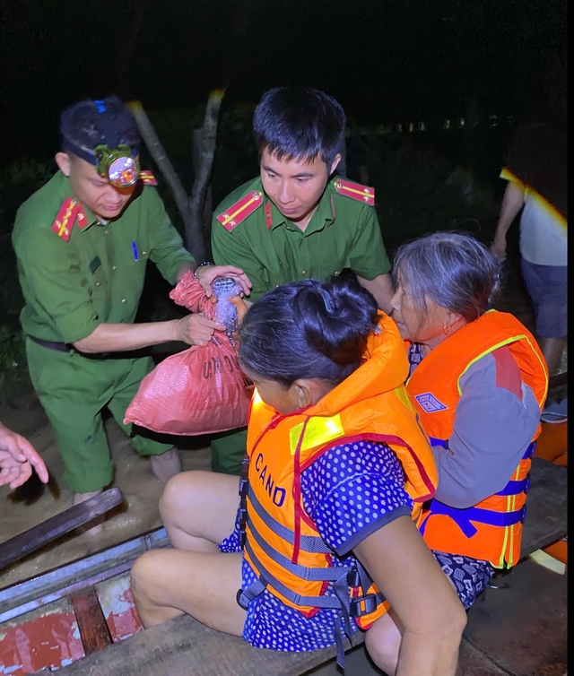 Nghệ An lũ tràn về vùng hạ du người dân trắng đêm chạy lũ - Ảnh 4.
