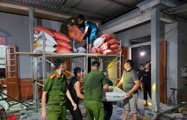 Nghệ An lũ tràn về vùng hạ du người dân trắng đêm chạy lũ - Ảnh 6.