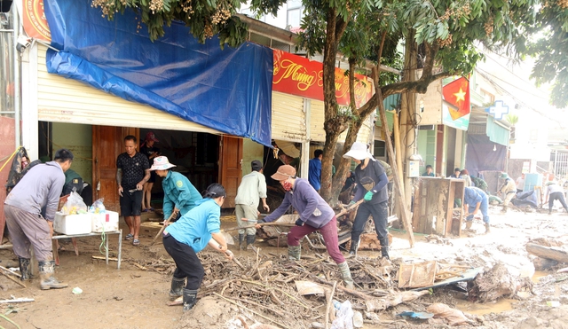 Người dân miền núi xứ Nghệ vật lộn với bùn cao hơn 1m sau lũ- Ảnh 11.
