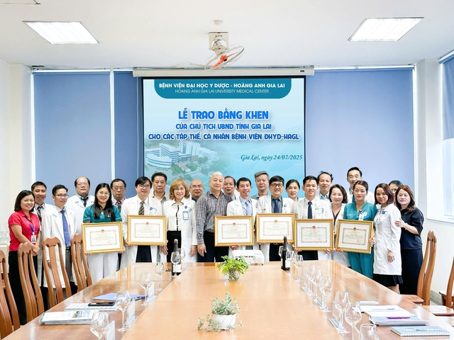 Khen thưởng y bác sĩ vượt trăm cây số, cứu chữa bệnh nhi Lào suy hô hấp- Ảnh 1.