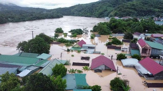 Bão lũ và tình người - Ảnh 1.