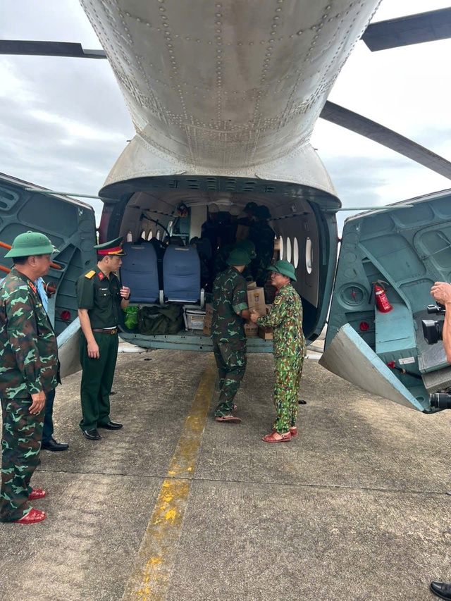 Nghệ An nhiều bản làng bị cô lập, trực thăng quân đội mang hàng cứu trợ khẩn cấp- Ảnh 3. Nghệ An nhiều bản làng bị cô lập, trực thăng quân đội mang hàng cứu trợ khẩn cấp- Ảnh 3.