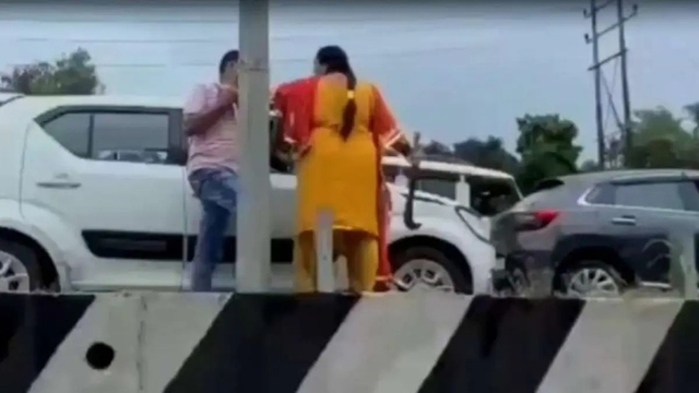 Va chạm nhẹ trên phố, người phụ nữ cầm dao rựa đe dọa tài xế - Ảnh 1.