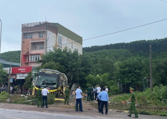 Vụ lật xe khiến 9 người tử vong: Hé lộ nguyên nhân ban đầu - Ảnh 1.