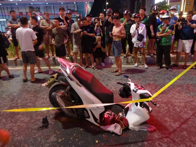 Hà Nội: "Hố tử thần" bất ngờ xuất hiện trên đường khiến xe máy gặp nạn - Ảnh 2. Hà Nội: "Hố tử thần" bất ngờ xuất hiện trên đường khiến xe máy gặp nạn - Ảnh 2.