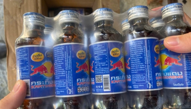 Nước tăng lực Thái, bánh Trung Quốc không rõ nguồn gốc bày bán tại Đà Nẵng- Ảnh 1.