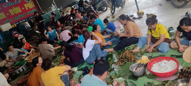Xúc động những suất cơm nóng ấm lòng người dân vùng lũ xứ Nghệ- Ảnh 7.
