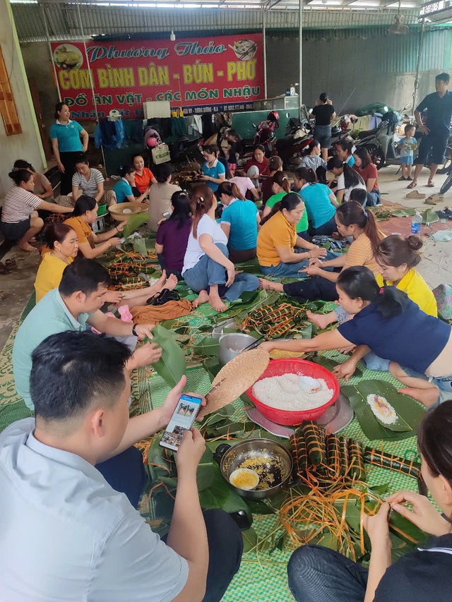 Xúc động những suất cơm nóng ấm lòng người dân vùng lũ xứ Nghệ- Ảnh 8.