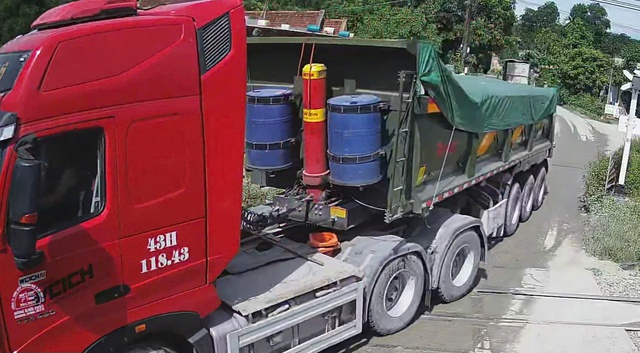 Phạt tài xế điều khiển xe đầu kéo tông gãy rào chắn đường sắt rồi bỏ chạy- Ảnh 1. Phạt tài xế điều khiển xe đầu kéo tông gãy rào chắn đường sắt rồi bỏ chạy- Ảnh 1.