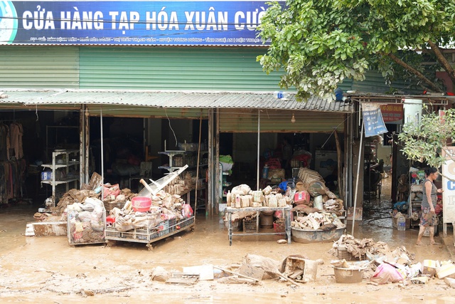 Xúc động những suất cơm nóng ấm lòng người dân vùng lũ xứ Nghệ- Ảnh 1.