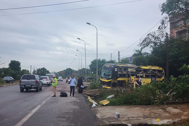 Hà Tĩnh đánh giá nguyên nhân, khắc phục hậu quả vụ tai nạn giao thông khiến nhiều người thương vong- Ảnh 4. Hà Tĩnh đánh giá nguyên nhân, khắc phục hậu quả vụ tai nạn giao thông khiến nhiều người thương vong- Ảnh 4.