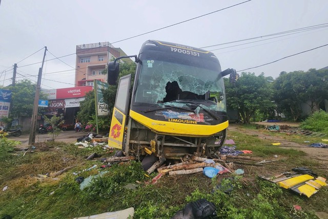 Hà Tĩnh đánh giá nguyên nhân, khắc phục hậu quả vụ tai nạn giao thông khiến nhiều người thương vong- Ảnh 5. Hà Tĩnh đánh giá nguyên nhân, khắc phục hậu quả vụ tai nạn giao thông khiến nhiều người thương vong- Ảnh 5.