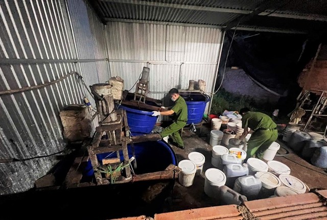 Phát hiện hơn 3.000 lít dung dịch, 5 tấn hóa chất nghi dùng làm phân bón giả- Ảnh 1. Phát hiện hơn 3.000 lít dung dịch, 5 tấn hóa chất nghi dùng làm phân bón giả- Ảnh 1.