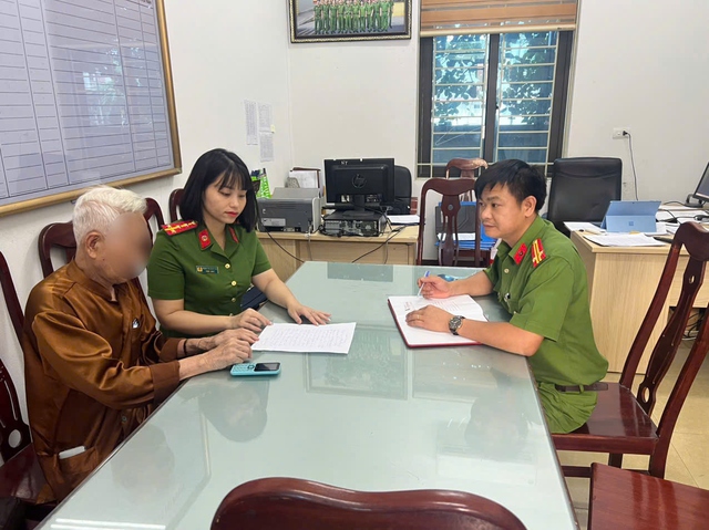 Bị đối tượng lừa đảo đe dọa, cụ ông suýt mất một cây vàng- Ảnh 1. Bị đối tượng lừa đảo đe dọa, cụ ông suýt mất một cây vàng- Ảnh 1.