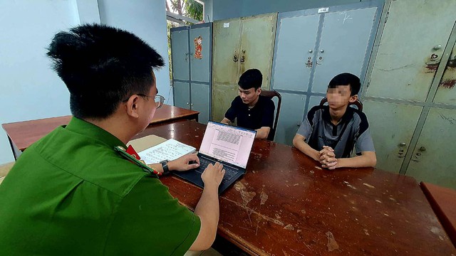 Cho rằng bị nhìn đểu, 2 đối tượng dùng dao tấn công 2 người trọng thương- Ảnh 1. Cho rằng bị nhìn đểu, 2 đối tượng dùng dao tấn công 2 người trọng thương- Ảnh 1.