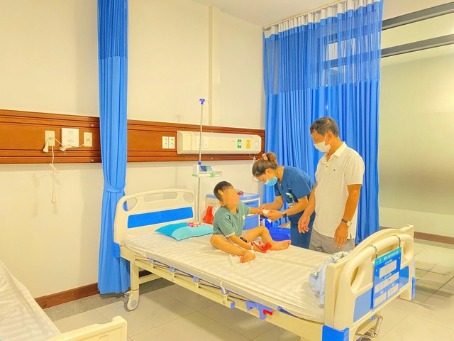 Vụ tài xế say rượu gây tai nạn liên hoàn ở Hà Nội: Sức khỏe 2 bệnh nhi ra sao?- Ảnh 1.