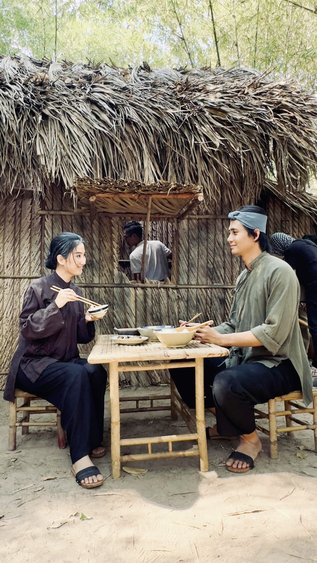 "Nữ hoàng phim xưa" diện áo dài cưới đỏ, úp mở chuyện lên xe hoa cùng bạn trai tin đồn kém 9 tuổi? - Ảnh 5.
