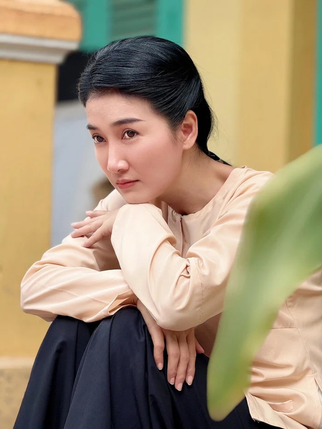 "Nữ hoàng phim xưa" diện áo dài cưới đỏ, úp mở chuyện lên xe hoa cùng bạn trai tin đồn kém 9 tuổi? - Ảnh 3.