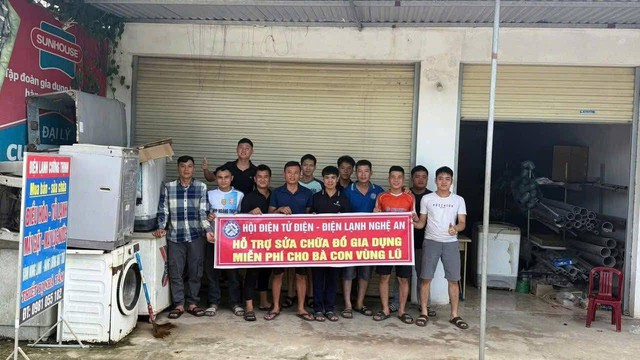 Ấm lòng nhóm thợ sửa chữa thiết bị điện miễn phí cho bà con rốn lũ Nghệ An- Ảnh 1. Ấm lòng nhóm thợ sửa chữa thiết bị điện miễn phí cho bà con rốn lũ Nghệ An- Ảnh 1.