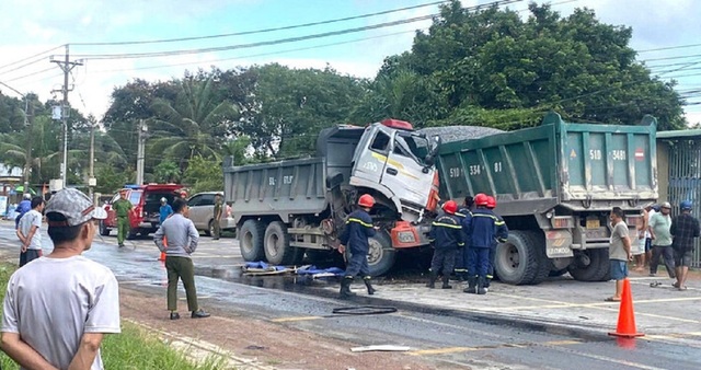 Bản tin 29/7: Hiện trường thương tâm hai xe ben đâm thẳng vào nhau, tài xế tử vong - Ảnh 2.