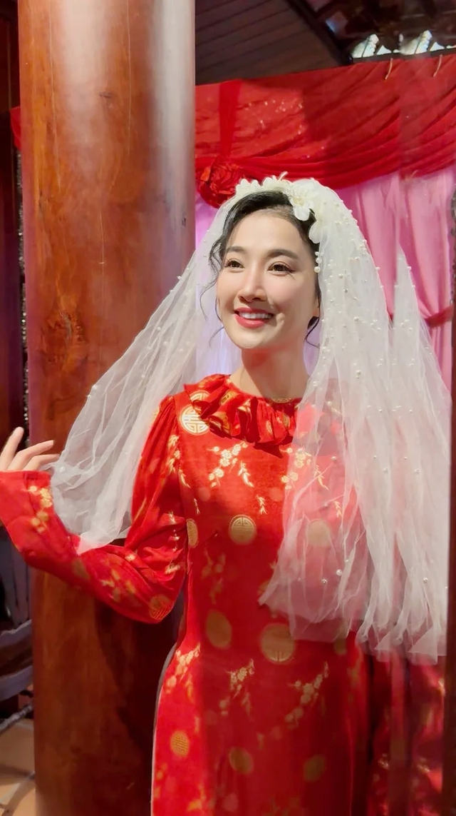 "Nữ hoàng phim xưa" diện áo dài cưới đỏ, úp mở chuyện lên xe hoa cùng bạn trai tin đồn kém 9 tuổi? - Ảnh 1.