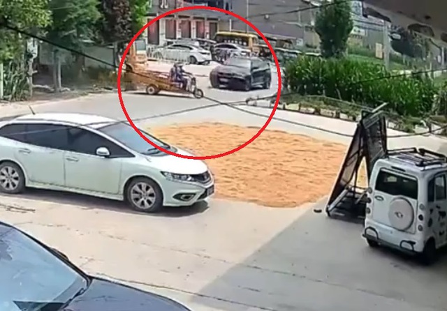Ô tô tông trúng xe ba bánh khiến 2 người văng xuống đường - Ảnh 1.