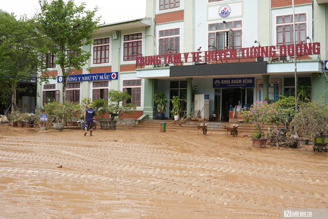 Trạm y tế xã bị lũ cuốn trôi, ngành y Nghệ An mượn nhà dân lập trạm dã chiến- Ảnh 5. Trạm y tế xã bị lũ cuốn trôi, ngành y Nghệ An mượn nhà dân lập trạm dã chiến- Ảnh 5.