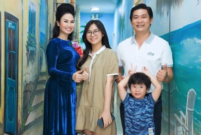 Nữ ca sĩ dòng nhạc quê hương từng bị đồn qua đời, hôn nhân kín tiếng bên chồng doanh nhân ở tuổi U60 - Ảnh 7.