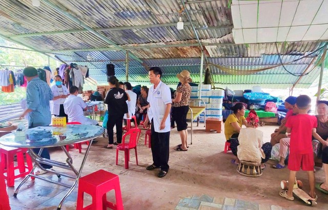 Trạm y tế xã bị lũ cuốn trôi, ngành y Nghệ An mượn nhà dân lập trạm dã chiến- Ảnh 4. Trạm y tế xã bị lũ cuốn trôi, ngành y Nghệ An mượn nhà dân lập trạm dã chiến- Ảnh 4.