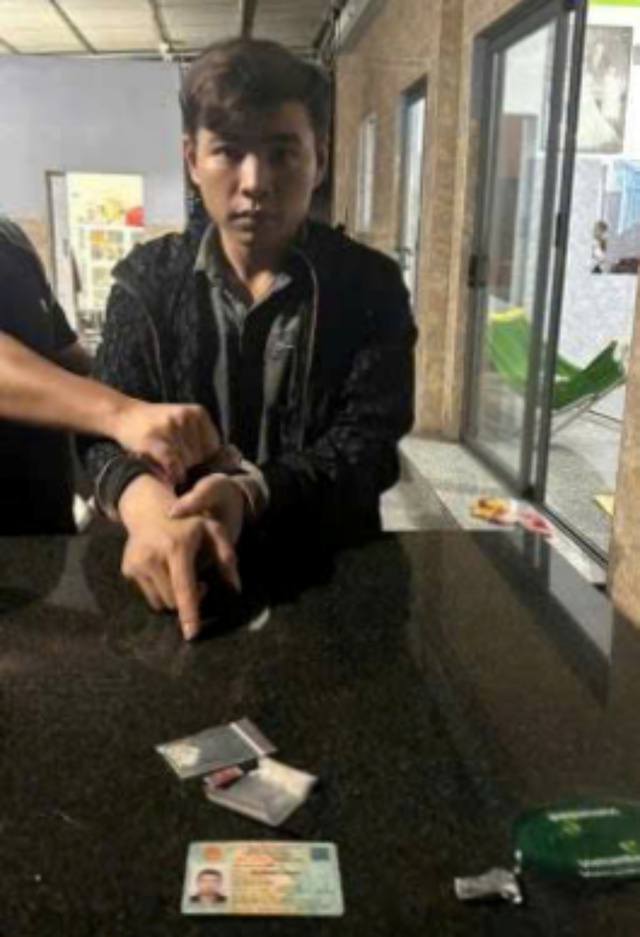 Bắt 2 đối tượng tàng trữ ma túy, thủ sẵn súng và đạn trong nhà- Ảnh 1. Bắt 2 đối tượng tàng trữ ma túy, thủ sẵn súng và đạn trong nhà- Ảnh 1.