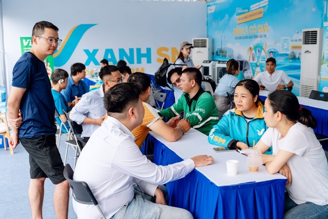 “Ngày hội xanh” đổ bộ Hà Nội: Đổi xe xăng lấy xe điện nhận ưu đãi khủng, tài xế dịch vụ hưởng lợi chưa từng có - Ảnh 6.