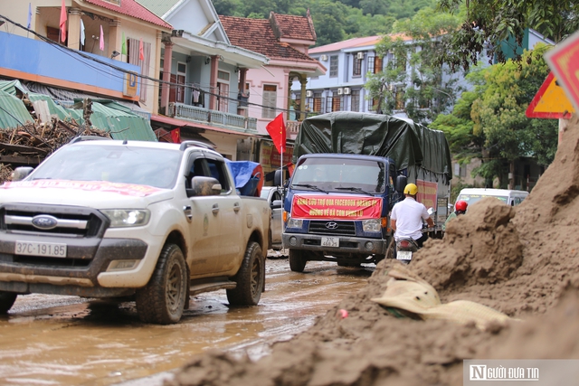 Từng đoàn xe mang yêu thương đến với bà con vùng lũ - Ảnh 3.