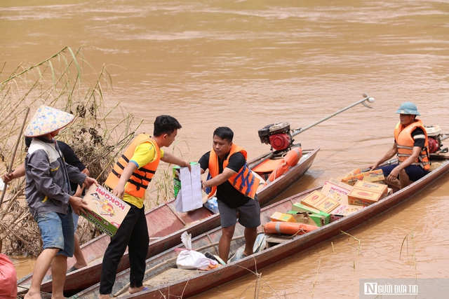 Từng đoàn xe mang yêu thương đến với bà con vùng lũ - Ảnh 10.