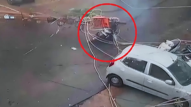 Cột điện bất ngờ bị đổ, đè trúng người phụ nữ đi xe máy - Ảnh 1.