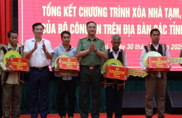 Bộ Công an hỗ trợ 3 tỉnh Tây Nguyên xây dựng 6.370 ngôi nhà cho người nghèo - Ảnh 1.