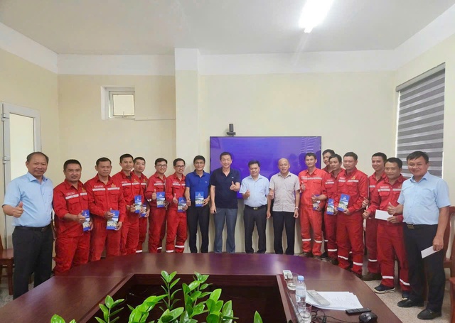 Những "người hùng" áo đỏ tại Nhà máy Thủy điện Nậm Nơn - Ảnh 3.
