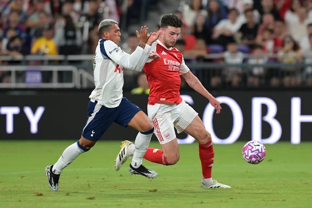 Tottenham đánh bại Arsenal nhờ siêu phẩm từ giữa sân của Sarr - Ảnh 1. Tottenham đánh bại Arsenal nhờ siêu phẩm từ giữa sân của Sarr - Ảnh 1.