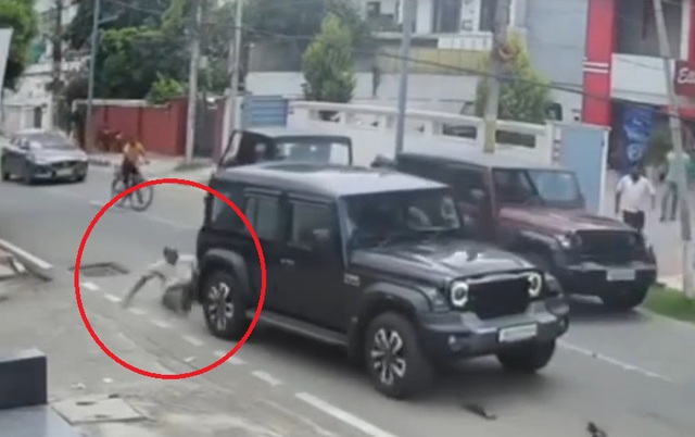 Tông trúng xe máy, tài xế ô tô tiếp tục lùi xe đâm nạn nhân - Ảnh 1.