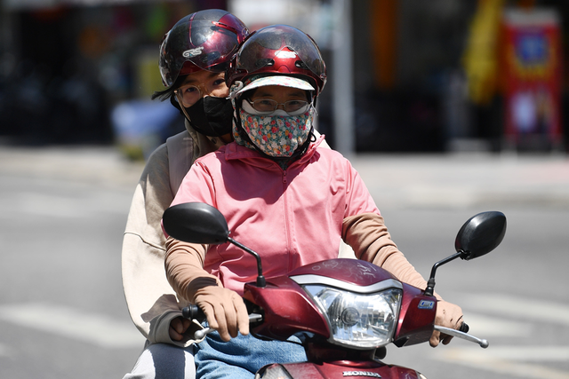 Miền Bắc mưa nắng đan xen, đề phòng dông lốc, sấm sét - Ảnh 1.