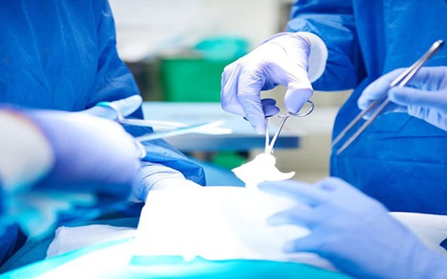 Phẫu thuật khẩn cấp cho người phụ nữ bị đâm thủng tĩnh mạch - Ảnh 1.