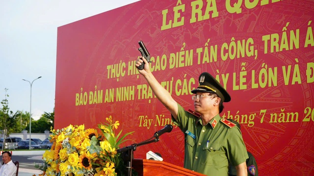 Tây Ninh ra quân cao điểm, trấn áp tội phạm, đảm bảo an ninh trật tự các ngày lễ lớn và Đại hội Đảng các cấp - Ảnh 3.