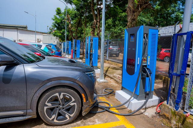 Bắt sóng xe điện sớm, chủ trạm sạc nhượng quyền chia sẻ cách đầu tư trăm tỷ “không lo lỗ” cùng V-Green- Ảnh 2. Bắt sóng xe điện sớm, chủ trạm sạc nhượng quyền chia sẻ cách đầu tư trăm tỷ “không lo lỗ” cùng V-Green- Ảnh 2.