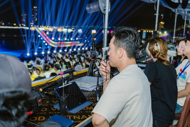 Người lặng thầm đứng sau những đêm nghệ thuật thành công Người lặng thầm đứng sau những đêm nghệ thuật thành công