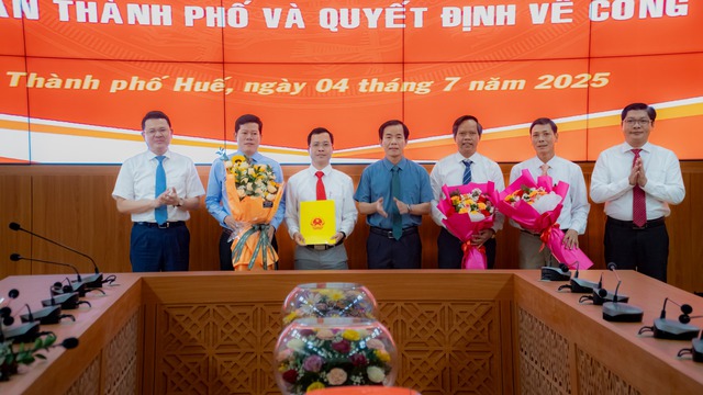 Công bố nhân sự chủ chốt 3 Ban Quản lý dự án khu vực mới ở Huế- Ảnh 2. Công bố nhân sự chủ chốt 3 Ban Quản lý dự án khu vực mới ở Huế- Ảnh 2.