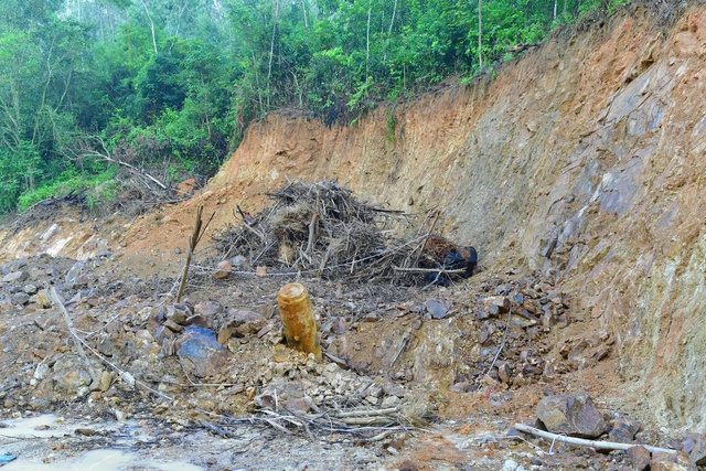 Phát hiện quả bom nặng nửa tấn còn nguyên kíp nổ, cách nhà dân 50m- Ảnh 1. Phát hiện quả bom nặng nửa tấn còn nguyên kíp nổ, cách nhà dân 50m- Ảnh 1.