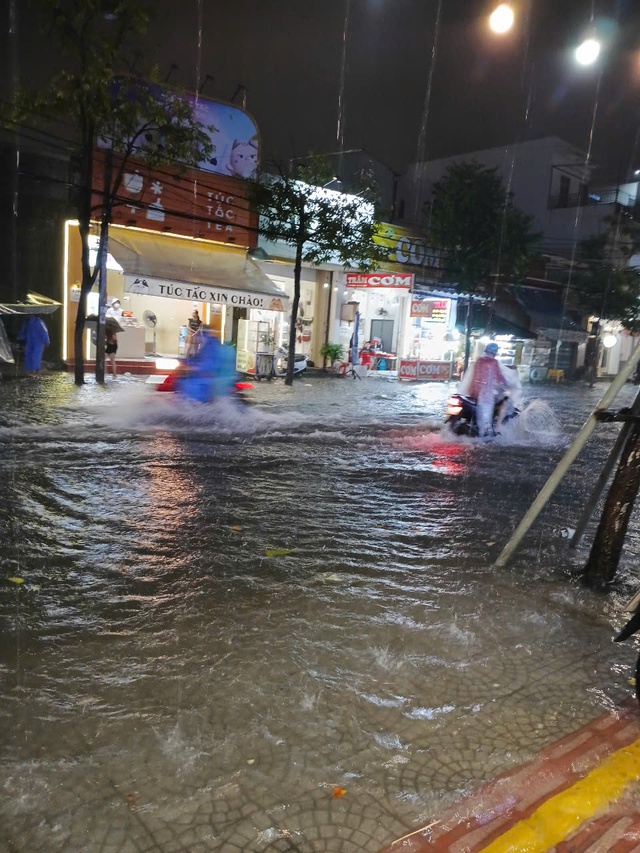 Mưa lớn kèm sấm chớp, nhiều tuyến đường Đà Nẵng thành sông, người dân lội nước về nhà- Ảnh 5. Mưa lớn kèm sấm chớp, nhiều tuyến đường Đà Nẵng thành sông, người dân lội nước về nhà- Ảnh 5.