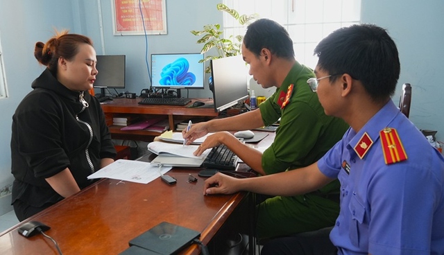 Không trả lại 100 triệu đồng cho người chuyển khoản nhầm, cô gái bị khởi tố- Ảnh 1. Không trả lại 100 triệu đồng cho người chuyển khoản nhầm, cô gái bị khởi tố- Ảnh 1.
