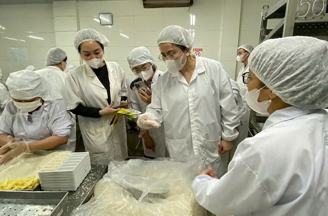Không để thực phẩm bẩn len lỏi vào bữa ăn trong dịp lễ lớn- Ảnh 1. Không để thực phẩm bẩn len lỏi vào bữa ăn trong dịp lễ lớn- Ảnh 1.