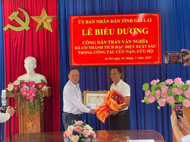 Trao tặng bằng khen cho anh Trần Văn Nghĩa về thành tích xuất sắc trong công tác cứu nạn, cứu hộ- Ảnh 1. Trao tặng bằng khen cho anh Trần Văn Nghĩa về thành tích xuất sắc trong công tác cứu nạn, cứu hộ- Ảnh 1.